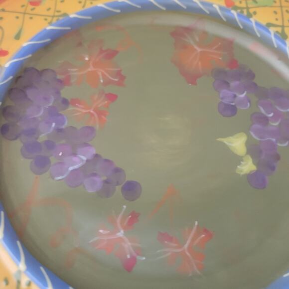 Grapes and Vines Hand Painted 8 inches in diameter Great Looking set of 2 - Picture 5 of 8